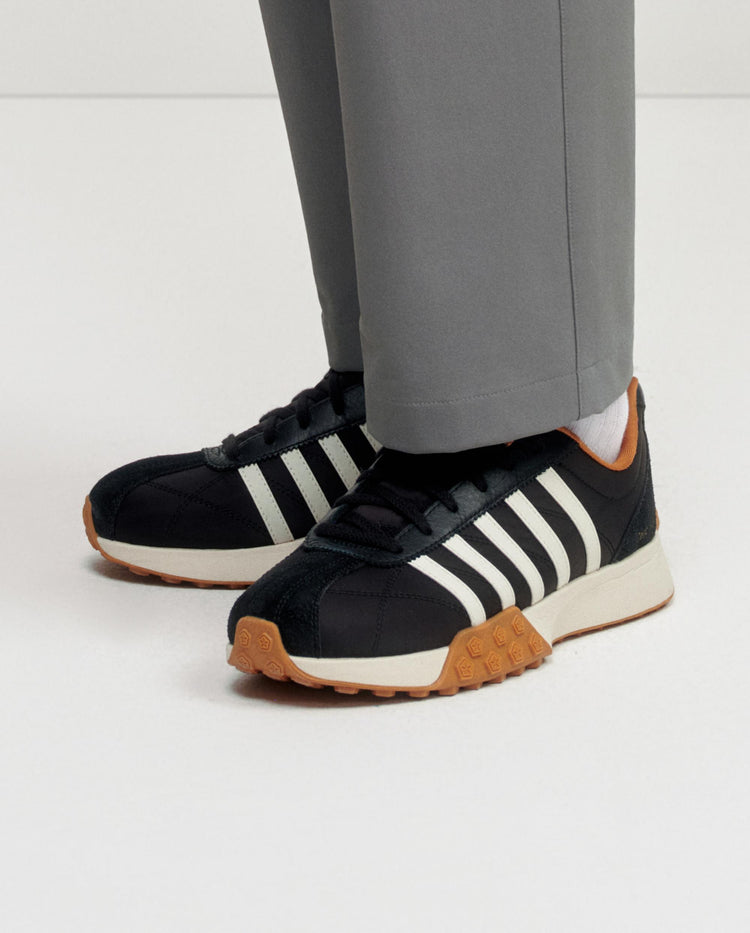 04950-012-M | MEN'S CLASSIC JOGGER SNEAKERS | BLACK/TOFU/GUM