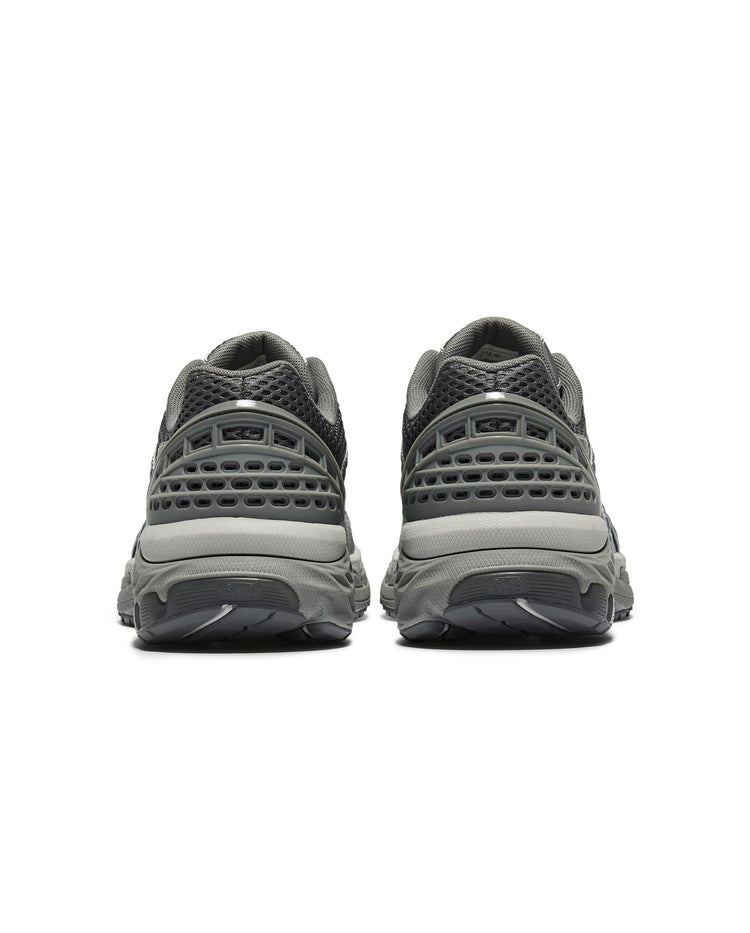 09476-022-M | MEN'S KONEJO SNEAKERS | SILVER/NEUTRAL GRAY
